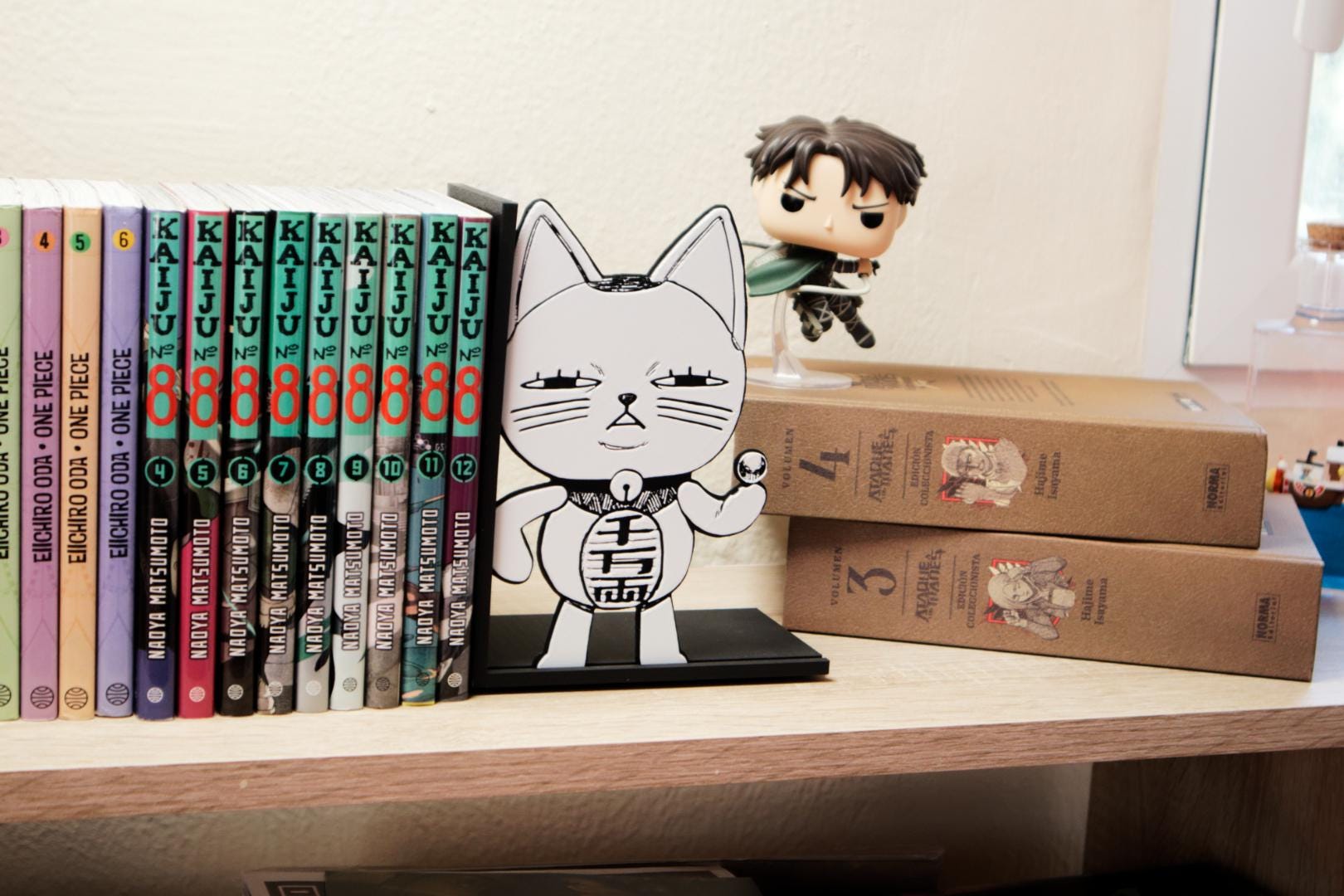 Maneki Neko Bookend | Anime Manga Shelf Decor | 3mm Slim Design
