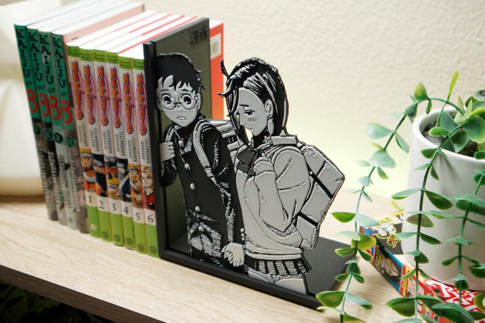 Okarun & Momo Ayase Hand-Holding Scene Bookend – Dandadan