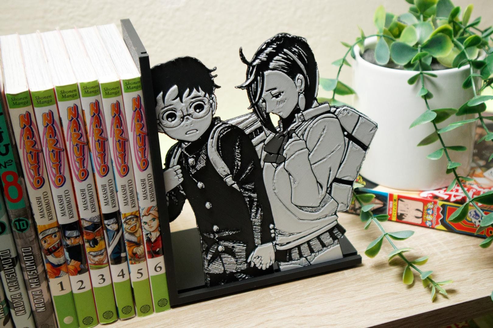 Okarun & Momo Ayase Hand-Holding Scene Bookend – Dandadan